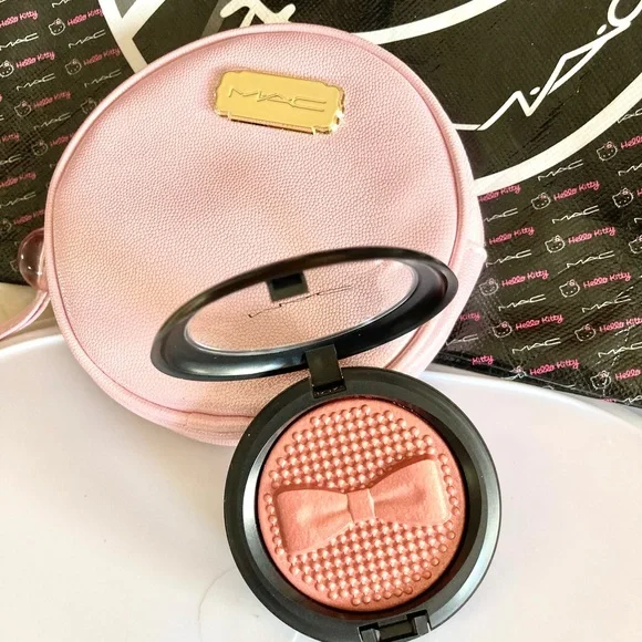 💄HP!💄LAST ONE! MAC Indulgent Glow Face Kit - Picture 2 of 14